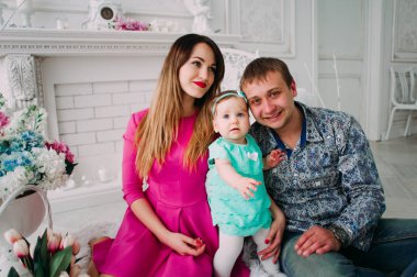 Stüdyoda birlikte vakit güzel aile portresi