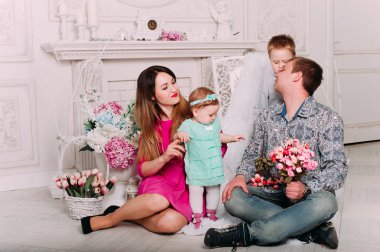 Stüdyoda birlikte vakit güzel aile portresi