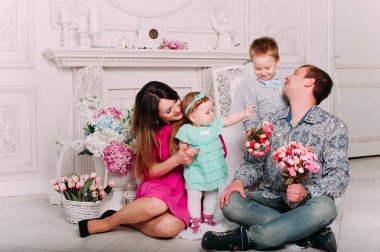 Stüdyoda birlikte vakit güzel aile portresi