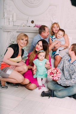 Geniş aile birlikte rahatlatıcı, şömine