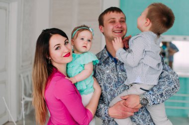 Stüdyoda birlikte vakit güzel aile portresi