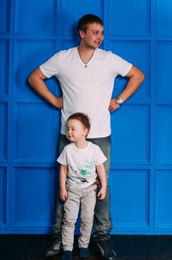 genç Baba ve oğul portre birlikte oynama. Stüdyo vurdu.