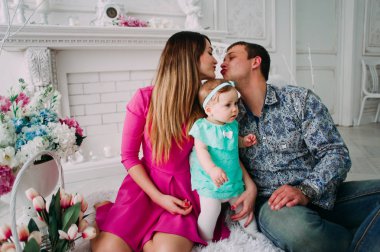 Stüdyoda birlikte vakit güzel aile portresi