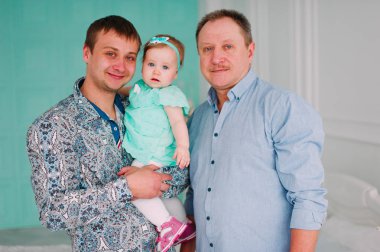 Stüdyoda birlikte vakit güzel aile portresi