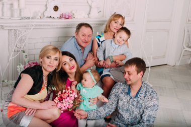 Geniş aile birlikte rahatlatıcı, şömine