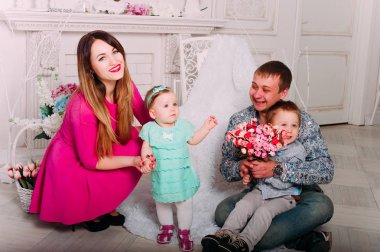 Stüdyoda birlikte vakit güzel aile portresi