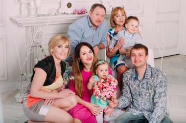 Geniş aile birlikte rahatlatıcı, şömine