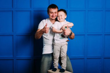 genç Baba ve oğul portre birlikte oynama. Stüdyo vurdu.