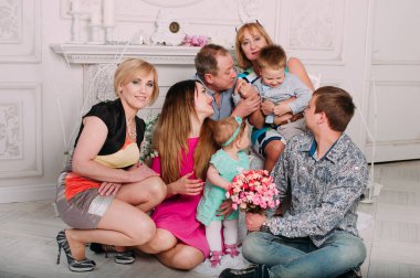 Geniş aile birlikte rahatlatıcı, şömine