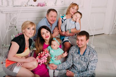 Geniş aile birlikte rahatlatıcı, şömine