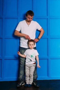 genç Baba ve oğul portre birlikte oynama. Stüdyo vurdu.