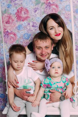 Stüdyoda birlikte vakit güzel aile portresi