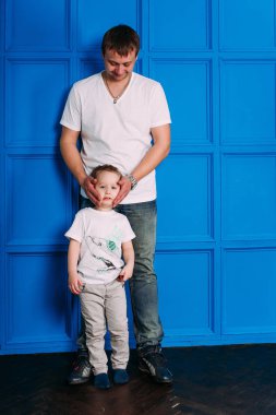 genç Baba ve oğul portre birlikte oynama. Stüdyo vurdu.