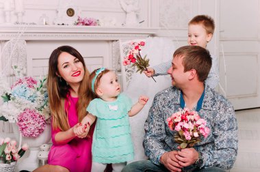 Stüdyoda birlikte vakit güzel aile portresi