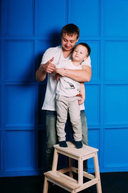 genç Baba ve oğul portre birlikte oynama. Stüdyo vurdu.