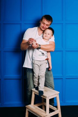 genç Baba ve oğul portre birlikte oynama. Stüdyo vurdu.