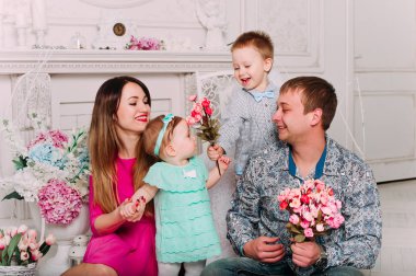 Stüdyoda birlikte vakit güzel aile portresi