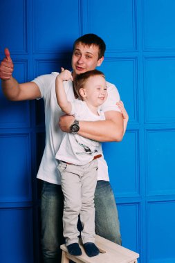 genç Baba ve oğul portre birlikte oynama. Stüdyo vurdu.