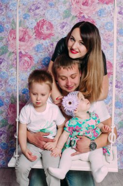 Stüdyoda birlikte vakit güzel aile portresi