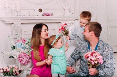 Stüdyoda birlikte vakit güzel aile portresi