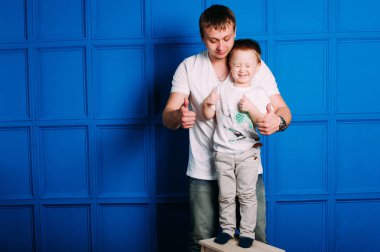 genç Baba ve oğul portre birlikte oynama. Stüdyo vurdu.