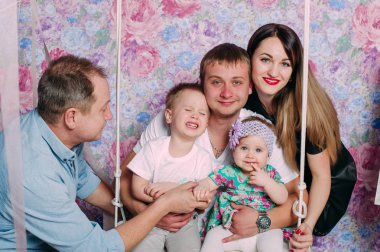 Stüdyoda birlikte vakit güzel aile portresi