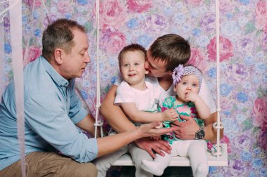 Stüdyoda birlikte vakit güzel aile portresi