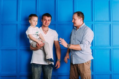 Dedesi baba ve oğul gülen ve having fun