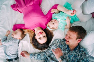 Stüdyoda birlikte vakit güzel aile portresi