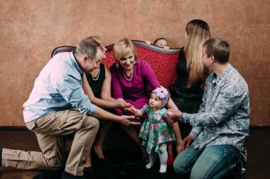 Üç nesil aile birlikte kanepede oturuyor. Klasik portre