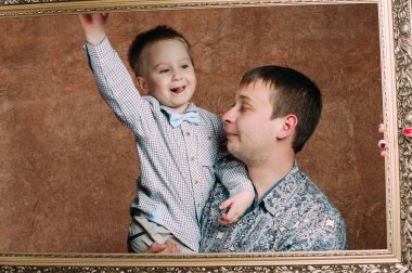 genç Baba ve oğul portre birlikte oynama. Stüdyo vurdu.