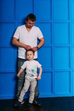 genç Baba ve oğul portre birlikte oynama. Stüdyo vurdu.