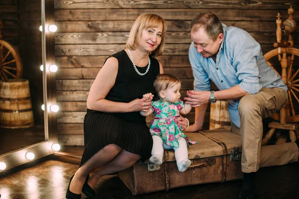 Enkel und Großeltern im Wohnzimmer — Stockfoto