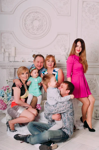 Geniş aile birlikte rahatlatıcı, şömine