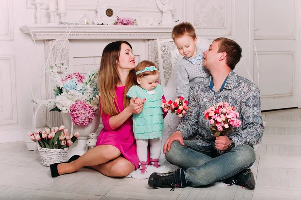 Belo retrato de família passando tempo juntos no estúdio — Fotografia de Stock