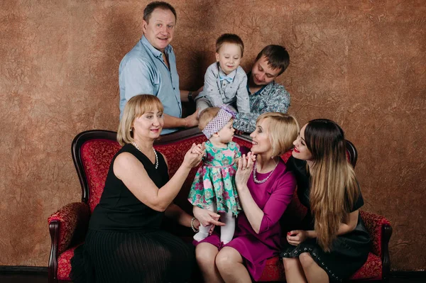 Tre Generation familj sitter på soffan tillsammans. Klassiskt porträtt — Stockfoto