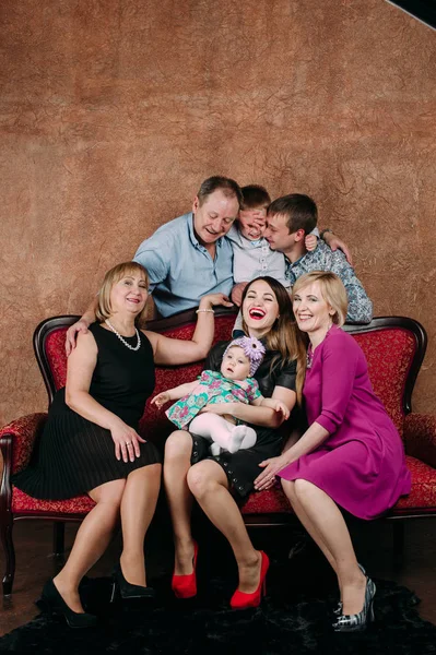 Drie-generatie familie zittend op de Bank samen. Klassieke portret — Stockfoto