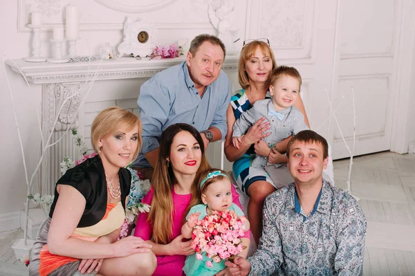 Geniş aile birlikte rahatlatıcı, şömine