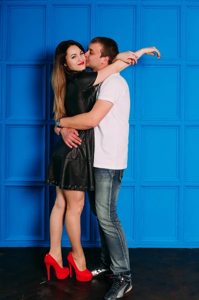 Retrato de jovem casal apaixonado posando no estúdio vestido com roupas clássicas — Fotografia de Stock