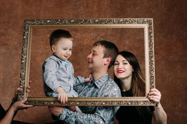Gelukkige familie samen. Klassieke portret in een frame — Stockfoto