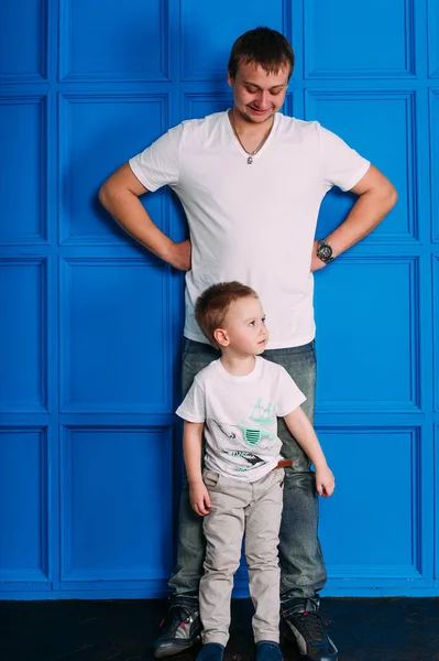Young father and son playing together portrait. Studio shot. — Stock Photo, Image