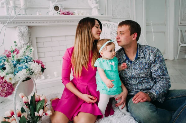 Stüdyoda birlikte vakit güzel aile portresi