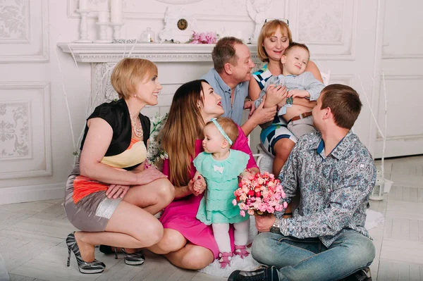 Familia Extendida Relajándose Juntos en la chimenea — Foto de Stock