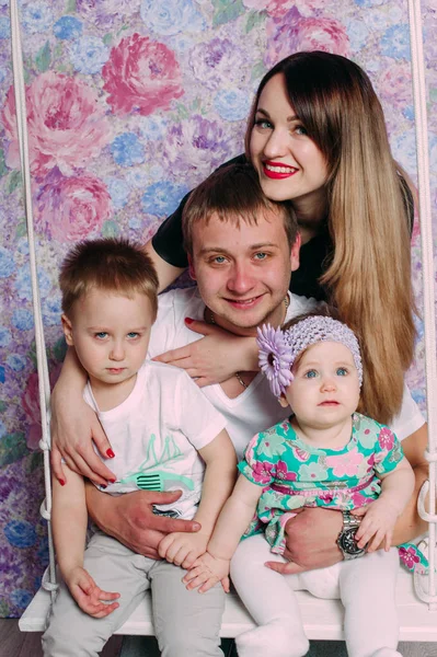 Belo retrato de família passando tempo juntos no estúdio — Fotografia de Stock