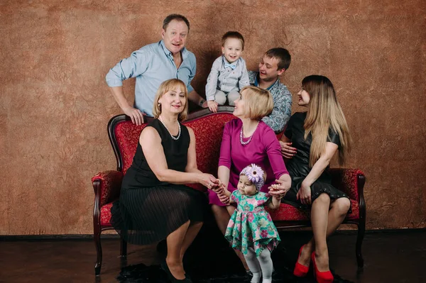 Famiglia di tre generazioni sedute insieme sul divano. Ritratto classico — Foto Stock