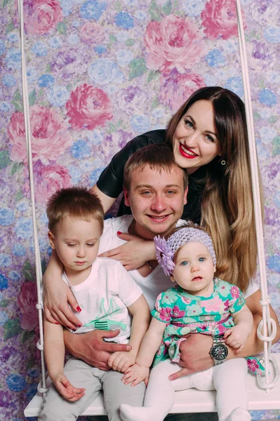 Belo retrato de família passando tempo juntos no estúdio — Fotografia de Stock