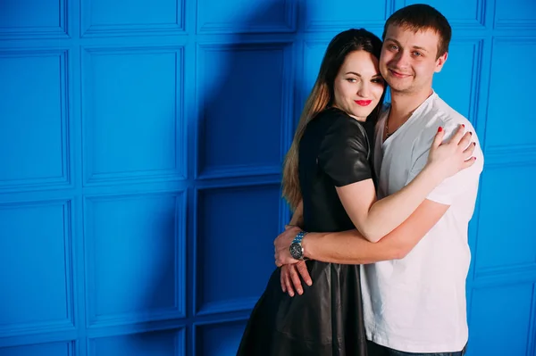 Portré fiatal pár szerelmes pózol stúdióban öltözött klasszikus ruhák — Stock Fotó