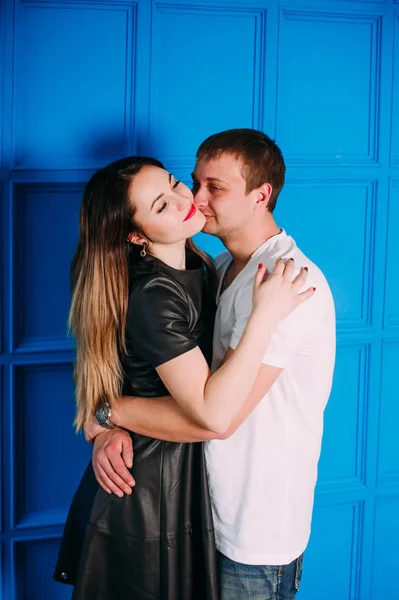 Retrato de jovem casal apaixonado posando no estúdio vestido com roupas clássicas — Fotografia de Stock