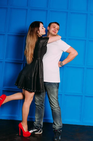 Retrato de jovem casal apaixonado posando no estúdio vestido com roupas clássicas — Fotografia de Stock