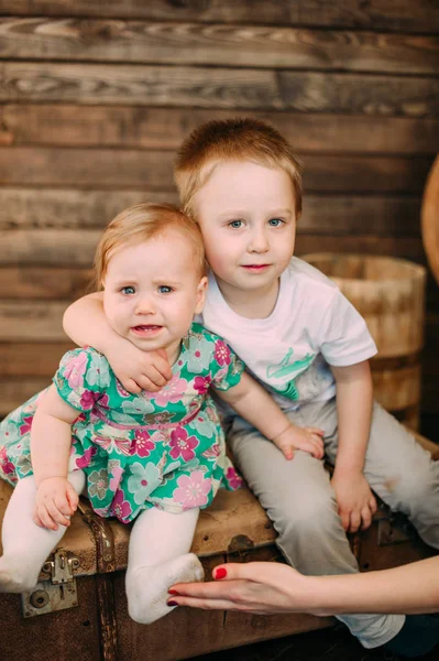 Lächelnder kleiner Bruder und kleine süße Schwester im Studio — Stockfoto
